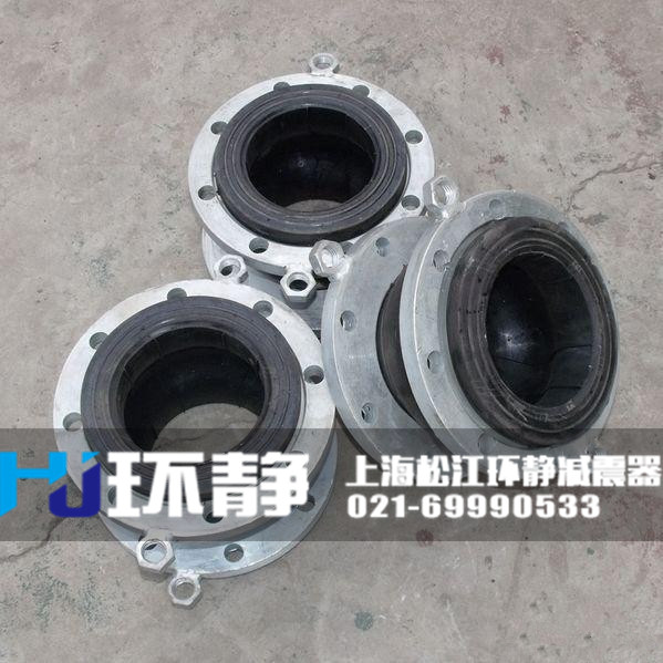 北京市朝陽區(qū)<a href=http://m.hpjpjd.com/products/xiangjiaojietou/function/180.html target=_blank class=infotextkey>耐油<a href=http://m.hpjpjd.com target=_blank class=infotextkey>橡膠接頭</a></a>的實(shí)際安裝圖 /></p>要的外事活動(dòng)區(qū)。<br />北京市朝陽區(qū)橡膠接頭是一種高彈性、高氣密性，耐介質(zhì)性和耐氣候性的管道接頭。 橡膠接頭采用多層次球體結(jié)構(gòu)，吸振能力強(qiáng)，減振降噪效果好；能承受較高的工作壓力，抗爆力大，彈性足；對壓縮、拉伸、扭轉(zhuǎn)變形能較好的起到位移補(bǔ)償作用。
北京市朝陽區(qū)橡膠接頭的分類方式
1、北京市朝陽區(qū)橡膠接頭按連接方式分松套法蘭式、固定法蘭式和螺紋式3種。
2、北京市朝陽區(qū)橡膠接頭按結(jié)構(gòu)可分為單球體、雙球體、異徑體、彎球體及風(fēng)壓盤管等5種。
北京市朝陽區(qū)橡膠接頭由內(nèi)外層膠、簾布層和鋼絲圈組成管狀橡膠件，經(jīng)硫化成型后再與金屬法蘭或平行接頭松套組合而成。橡膠接頭可降低振動(dòng)及噪聲，并可對因溫度變化引起的熱脹冷縮起補(bǔ)償作用，廣泛應(yīng)用于各種管道系統(tǒng)。
北京市朝陽區(qū)橡膠接頭在利用橡膠的基礎(chǔ)上，其特性與橡膠接頭一樣具有彈性、高氣密性、耐介質(zhì)性、耐候性和耐輻射性等有點(diǎn)，采用高強(qiáng)度、冷熱穩(wěn)定性強(qiáng)的聚酯簾子布斜交與之復(fù)合后，經(jīng)過高壓、高溫模具硫化而成。管道必須有固定支撐或固定托架，固定托架的力必須大于軸向力。垂直安裝和架空安裝時(shí)產(chǎn)品兩端需安裝相應(yīng)的固定支架和受力支架，以防止工作受壓后拉脫。
橡膠接頭主體采用極性橡膠，能較好地耐熱、耐油、耐腐、耐酸、耐老化。橡膠接頭廣泛應(yīng)用于各類建筑、廠礦、化工、石油等行業(yè)的水暖通風(fēng)管道，給水排水和循環(huán)水管道、冷凍管道、防腐管道、消防、壓縮機(jī)管道。以及實(shí)驗(yàn)室、研究所、船舶、艦艇等設(shè)施上，用來防護(hù)和治理系統(tǒng)管道工程隔振降噪，位移補(bǔ)償。
環(huán)靜<a href=http://www.jianzhenqi.xin target=_blank class=infotextkey>減震器</a>管道設(shè)備有限公司專業(yè)生產(chǎn)橡膠接頭，有著豐富的經(jīng)驗(yàn)，優(yōu)良的設(shè)備，歡迎您的選購。環(huán)靜管道作為專業(yè)的<a href=http://m.hpjpjd.com target=_blank class=infotextkey>橡膠接頭廠家</a>，生產(chǎn)和供應(yīng)橡膠接頭型號(hào)有三十多種，并且橡膠接頭規(guī)格齊全，從而能夠?yàn)槎喾N管道口徑的安裝環(huán)境做配套。歡迎大家來電咨詢和選購，聯(lián)系電話021-69990533.<h3>零部件材料</h3>
<table cellspacing=